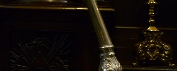 schade aan kandelaar door vandalisme