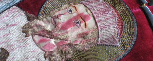 Het uitlopen of 'bloeden' van de rode kleurstof door water op het aangezicht van deze heilige is onomkeerbaar.